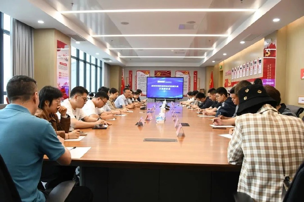 “爭做鄭州好網民 共聚網絡鄭能量”系列活動走進二七，在鄭投科技創新園舉行鄭州好網民暨網絡正能量作品交流座談會