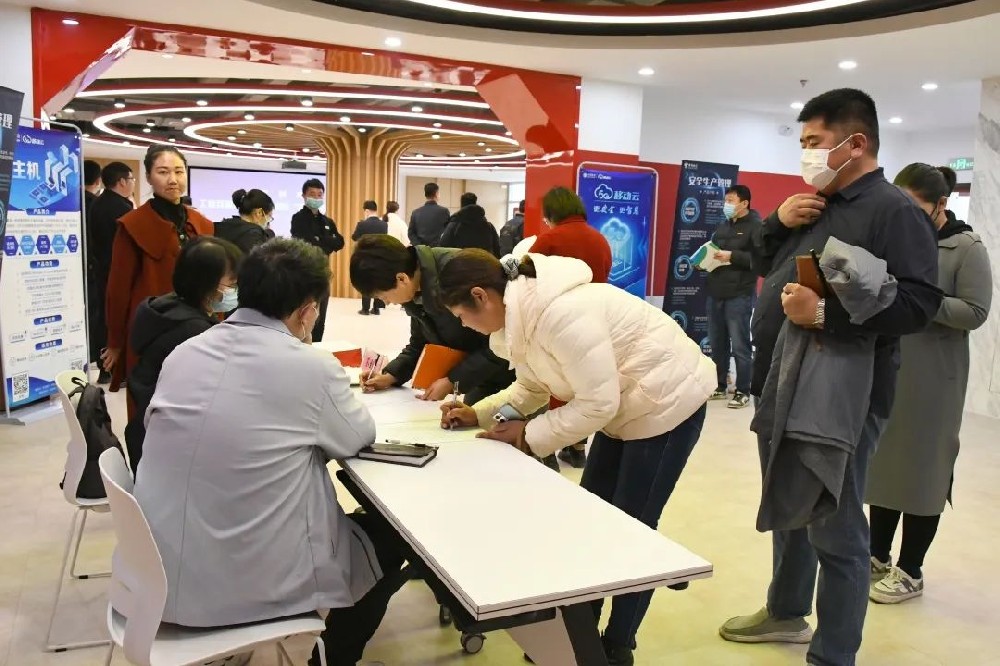 萬人助萬企｜鄭州市工業互聯網一體化進園區“百城千園行”暨數字化人才培訓活動在鄭投科技創新園成功舉辦