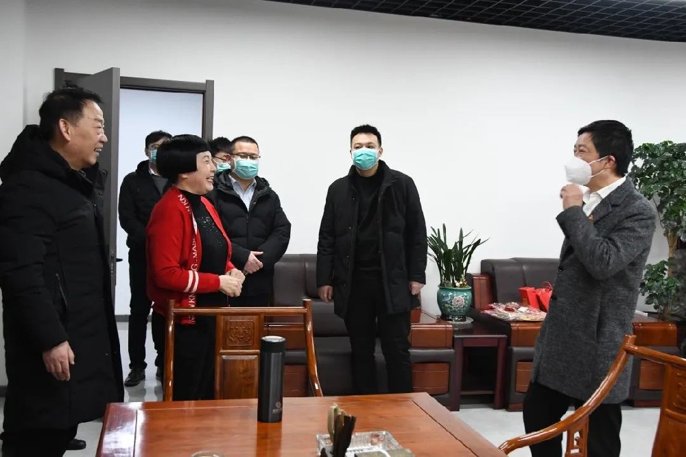 【黨建園地】送對聯·迎新春|鄭投產業園黨支部為園區企業送上新春祝福