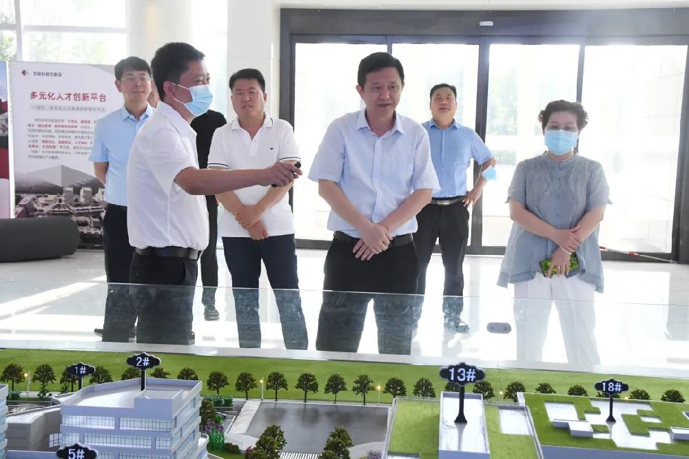 鄭州市二七區委副書記、區長虎榮鑫一行蒞臨鄭投科技創新園調研指導工作