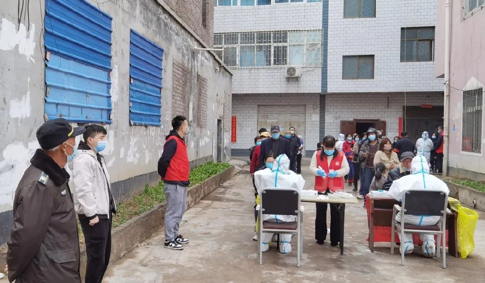 【黨建園地】“紅色力量”溫暖戰“疫”路│鄭投產業園黨員志愿者奔赴抗疫一線 保障核酸檢測有序進行