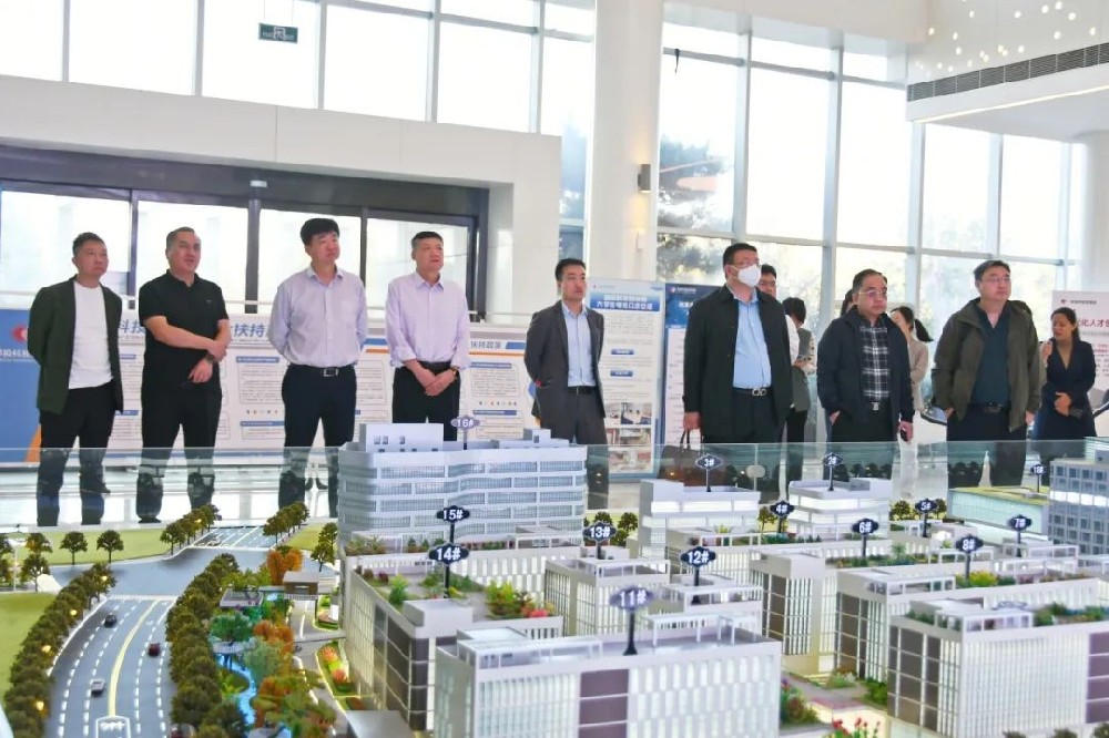 共促發(fā)展 互學(xué)互鑒│北京企業(yè)代表團(tuán)蒞臨鄭投科技創(chuàng)新園參觀考察