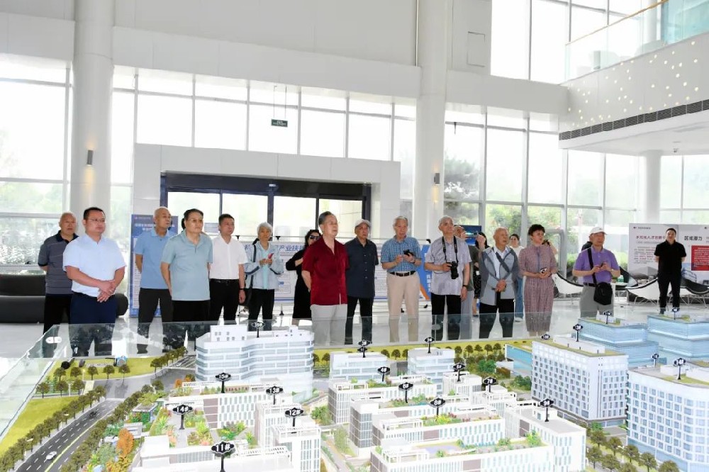 市級退休老干部蒞臨鄭投科技創(chuàng)新園觀摩指導
