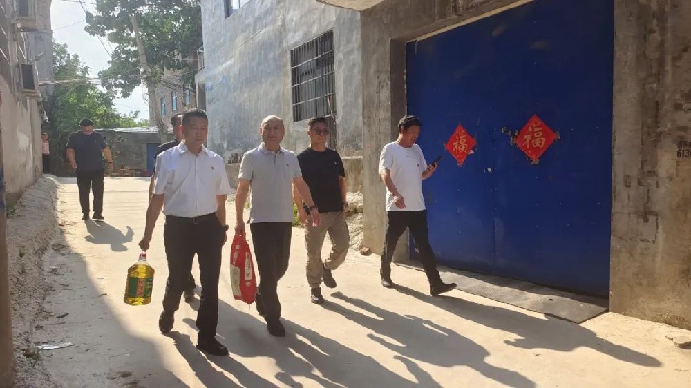 【黨建園地】黨旗映初心 關(guān)懷暖桑榆|鄭投產(chǎn)業(yè)園黨支部開展“七一”走訪慰問老黨員活動(dòng)